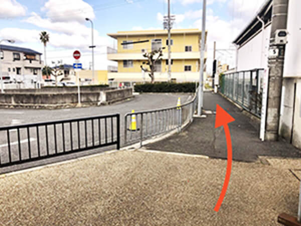 階段を降りたら直進し、突き当たりで左方向へ進みます