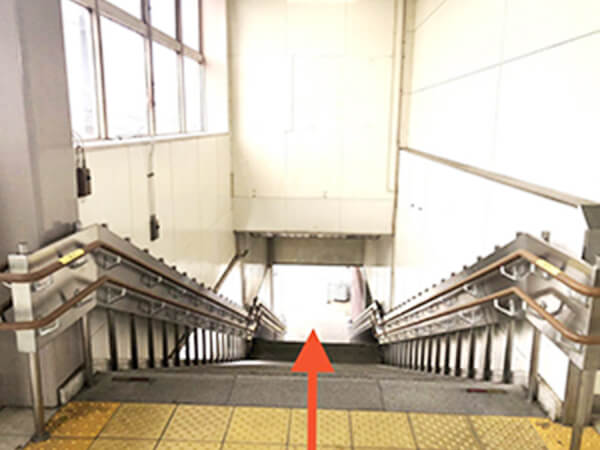 階段を降ります。<br>足元にお気をつけください