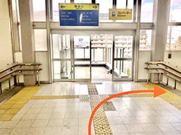 西出口の右方向へ進みます
