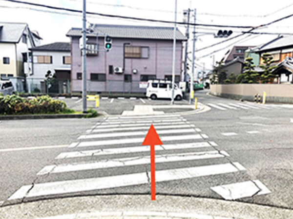 横断歩道を渡り、正面に見える茶色の建物が当院です